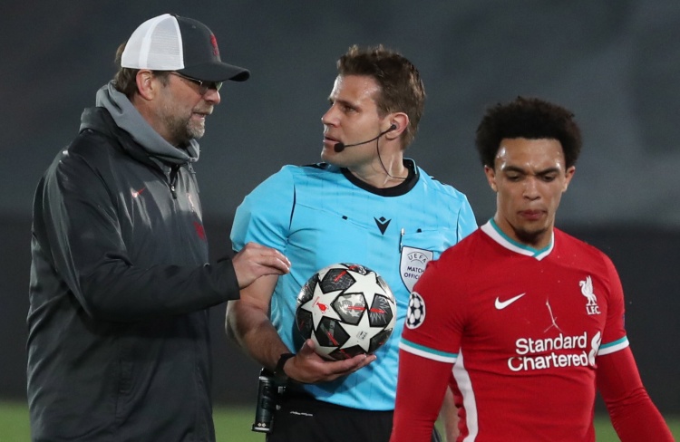 足球国足后防双塔表现稳固（国足后防双塔稳如磐石）