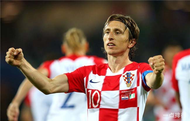 奇招！巴拉多利德球员防守中亲吻对手，后者挥拳反击遭红牌罚下（巴拉多利德球员防守时突袭亲吻，对手挥拳回击吃到红牌）