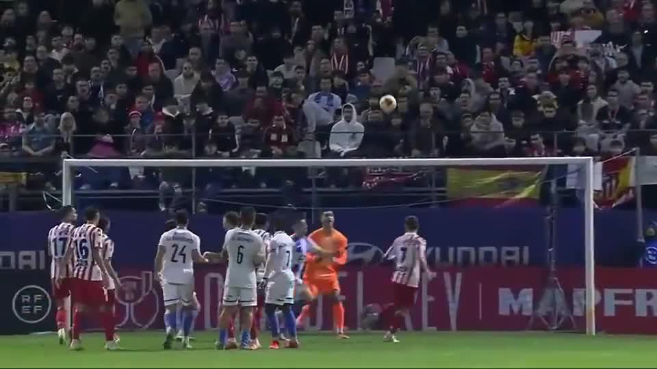 哈兰德晒与母亲、哥哥合照：老大、我和我哥（哈兰德发文晒与母亲、哥哥同框合影：配文称'老大、我和我哥）