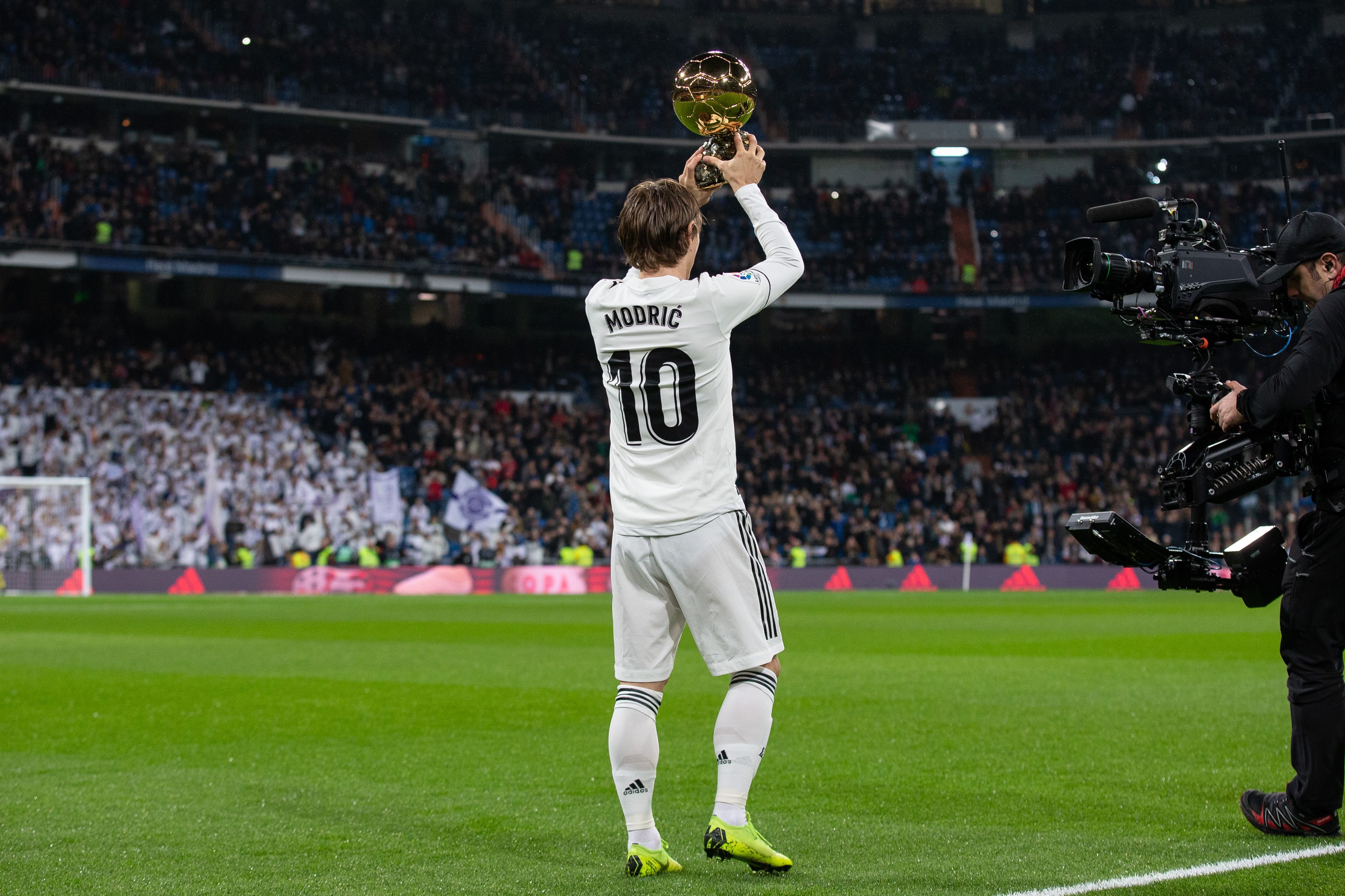 特伦斯·克劳福德因拒缴WBC制裁费被剥夺拳王头衔，引发争议，拳迷对其立场分化，争议持续。（因拒缴WBC制裁费，特伦斯·克劳福德被撤销拳王头衔；风波未息，拳迷立场分化）