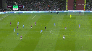 内维尔：萨拉赫做法不对，C罗在曼联曾做过类似事让我很不满（内维尔批评萨拉赫行为不当：C罗在曼联时的相似举动也曾令我不满）