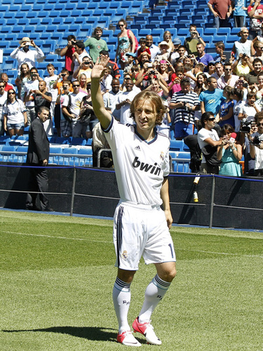 致敬，若塔兄弟前东家贡多马尔在球衣上印了他们的头像和名字（贡多马尔向若塔兄弟致敬：球衣印上两人头像与姓名）