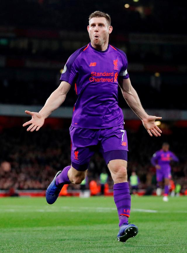 拦都拦不住！对手疑肘击队友，梅西出头“教育”阿根廷老乡（看不下去！对手疑肘击队友，梅西挺身而出训斥阿根廷同胞）